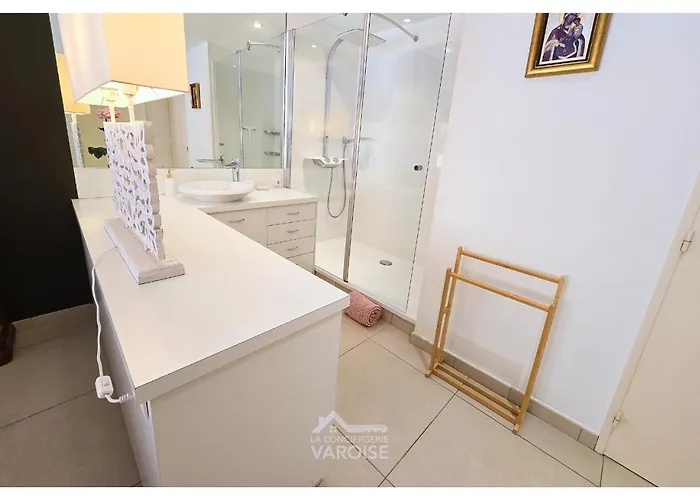 Les Gregoriennes T2 Climatise Centre-terrasse-parking-wifi * Ιέρ