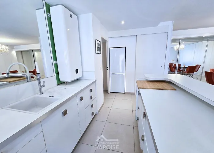 Les Gregoriennes T2 Climatise Centre-terrasse-parking-wifi * Hyères